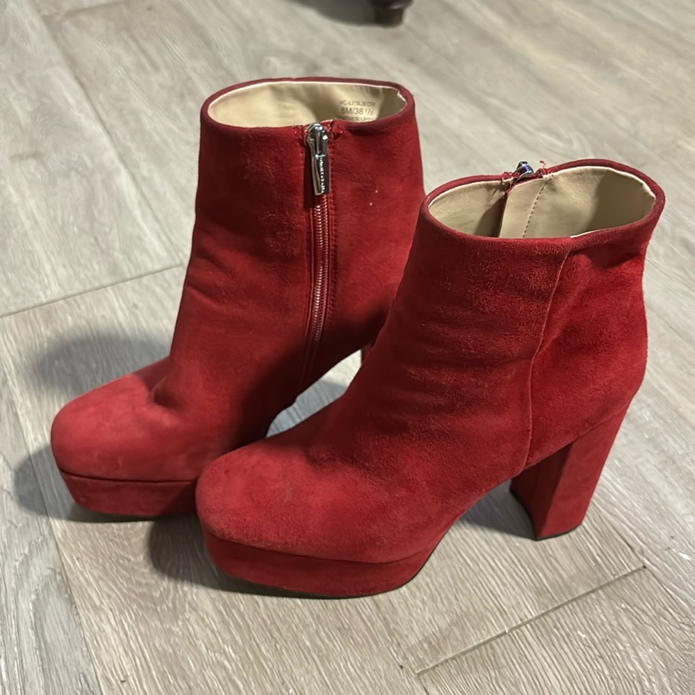 Trendy platform boots. Red leather.